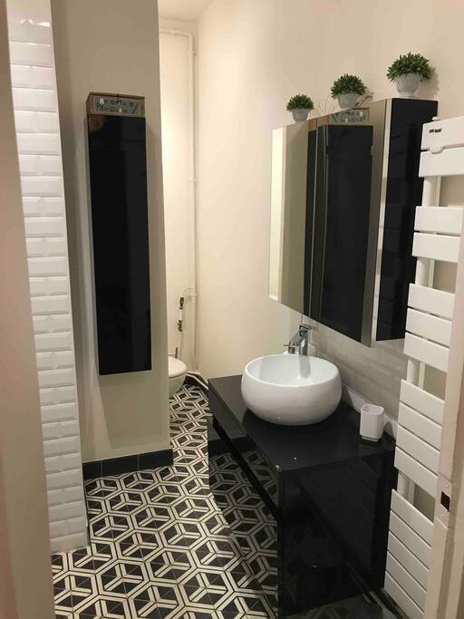 Salle de bain, avec baignoire et WC