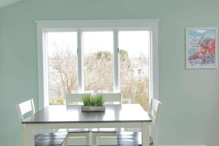 Modern 6 Bed 3 Bath House next to First Beach! gallery image 2