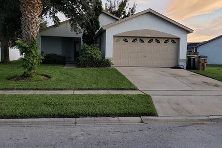 Cozy Room very close to Disney parks!