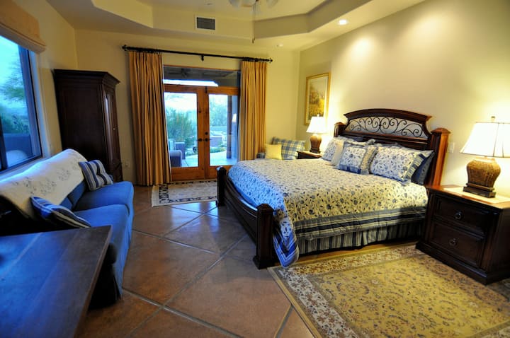 Retirate a la espaciosa y bellamente decorada suite King Master