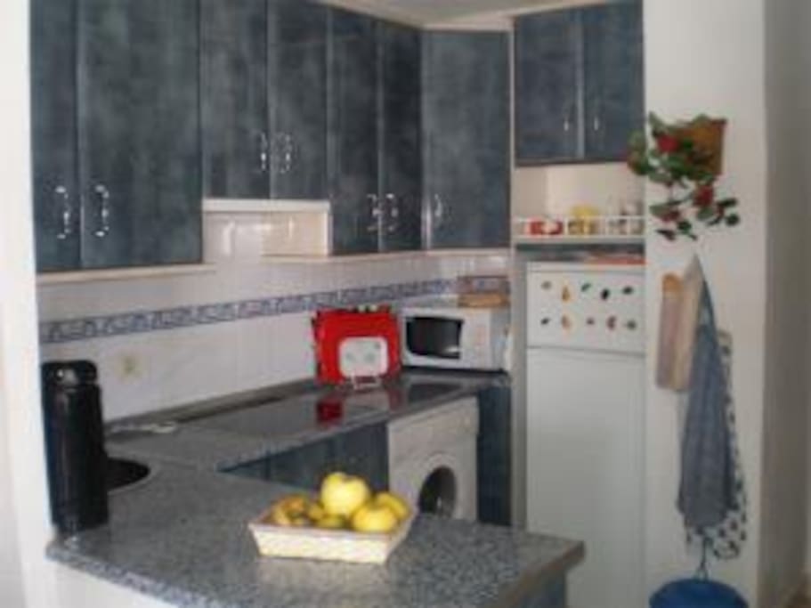 Cocina con lavavajillas y demás electrodomésticos