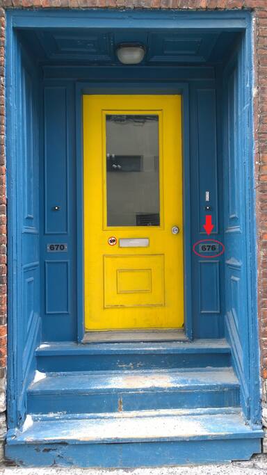 Porte d'entrée extérieure/ Outside door