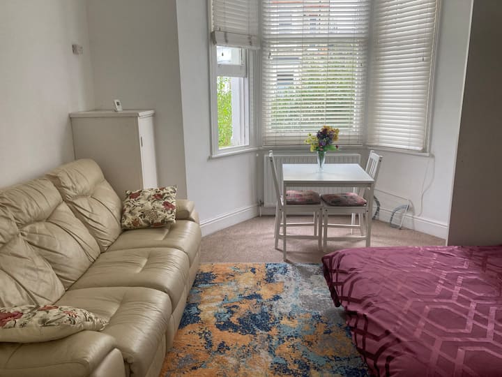 Lovely Self-contained Studio Flat, Greater London - Surbiton