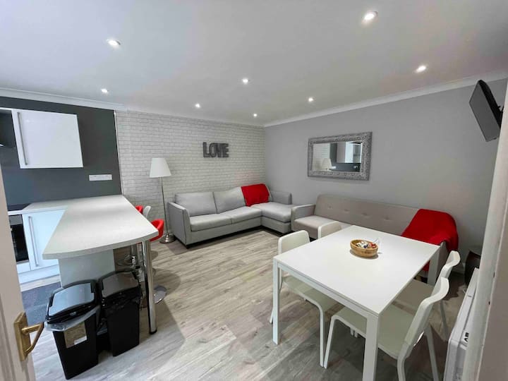 Lovely 2-bedroom Flat Close To Beach With Parking - Narberth