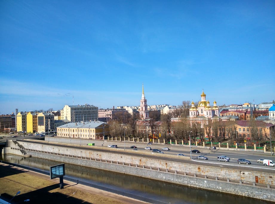 Из окон квартиры открывается высотный вид на центр города и на Крестовоздвиженский собор.