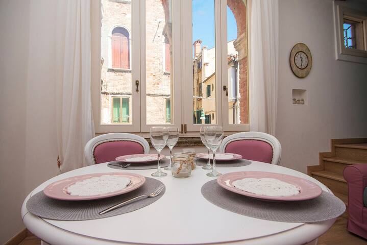 CA’ DEL MORO – Between the Biennale and St. Mark!