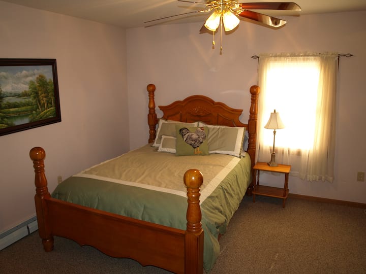 1FL Bedroom #1 w/Queen