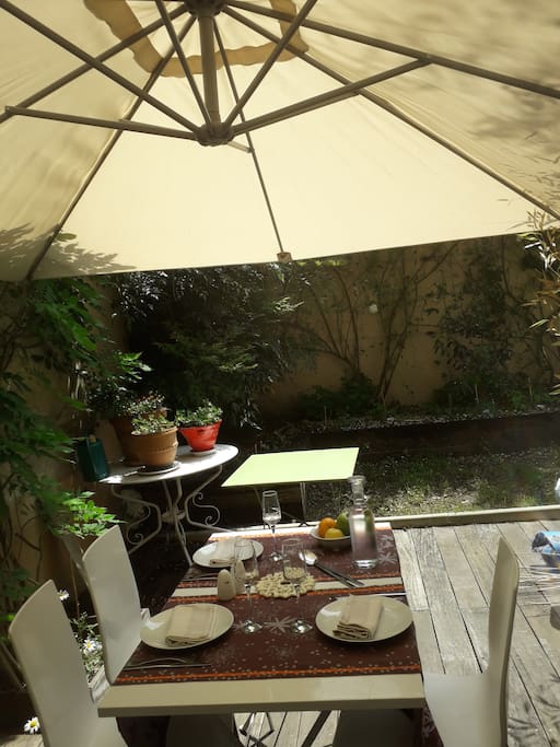 Terrasse extérieure avec joli jardin privatif accessible par le salon et la cuisine.