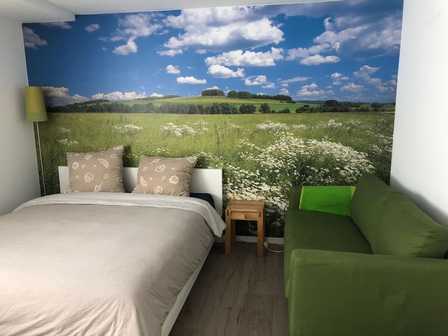 Unser Gästebett für 2 Personen (160x200) mit Luxus-Matratze, Beistelltisch, Sofa