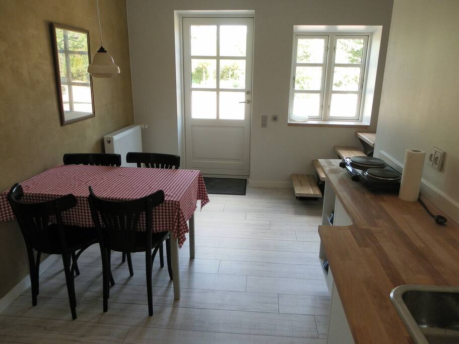 Small kitchenette with breakfast area
