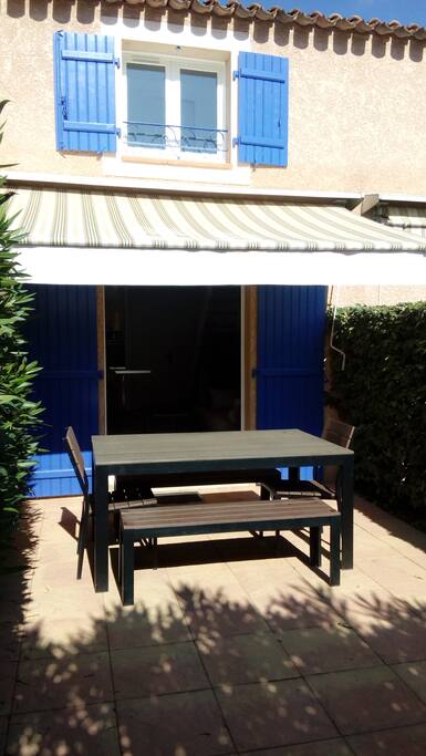 Terrasse orientée Ouest, avec table de jardin, chaises longue, pare soleil
