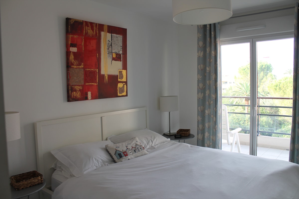 1. spavaća soba:   bračni krevet (širine 180 - 200 cm