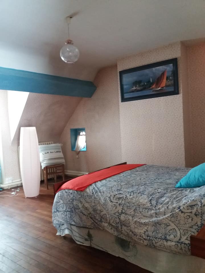 楼上卧室1张双人床