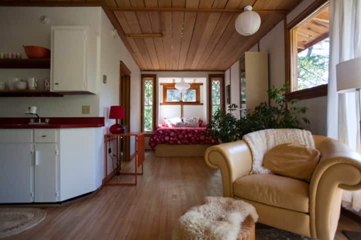 A Happinest A cozy, nest- like cabin on SSI, BC!