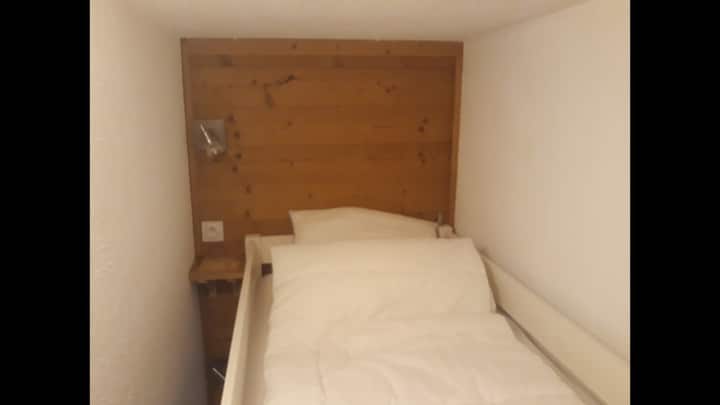 Krevat në krye të krevatit të krevatit të marinarit.
Ndriçimi dhe priza në çdo nivel