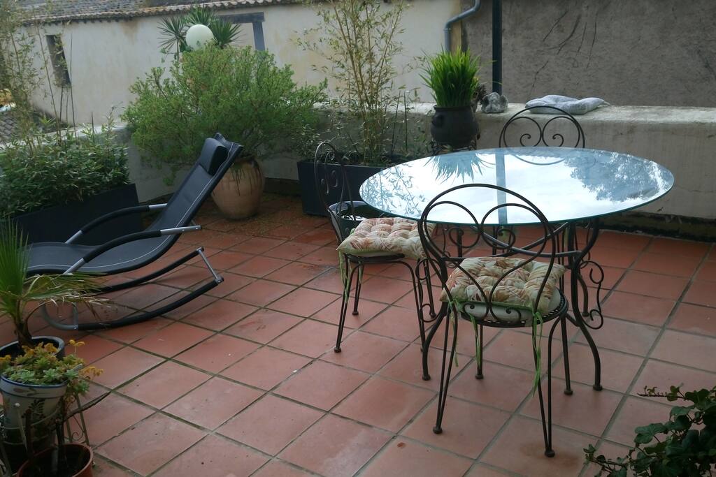 Grande terrasse tranquille à l'arrière
