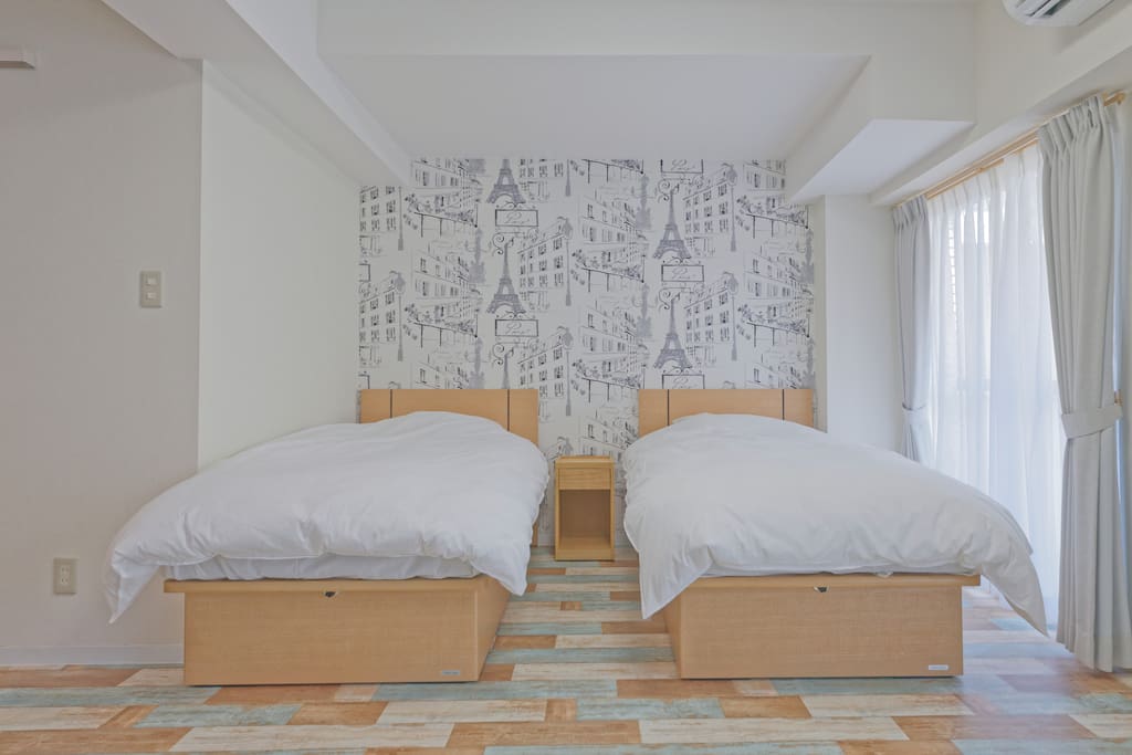 オシャレな壁紙とよく眠れるベッド