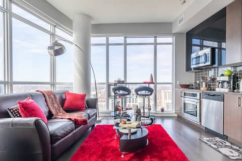 Top Airbnb: SpectacularPenthouse VIEWS/ POOL /free Parking in Toronto—St. Paul's