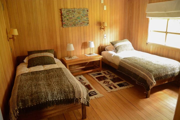 Bedroom with 2 twin beds