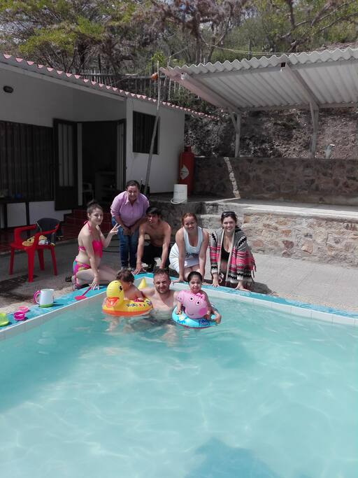 Casa campestre de una planta, tres alcobas, dos baños, piscina, parqueadero muy cómoda y amañadora. Ubicada en uno de los mejores pisos termicos del mundo. En la ruta del Nevado del Cocuy.