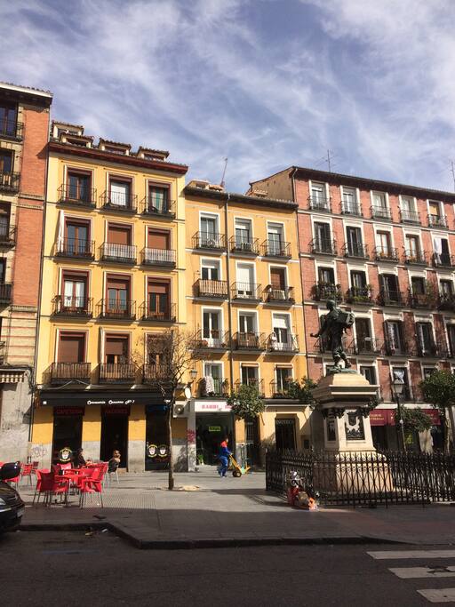 Edificio y plaza · Building and square