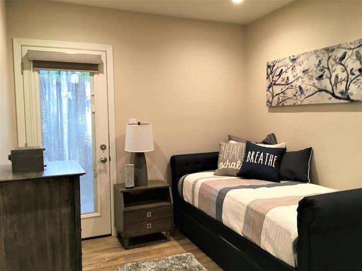 Dormitorio con cama de día. La cama doble adicional se desliza por debajo