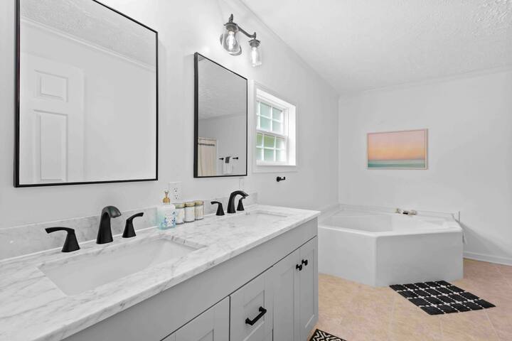 The Retreat House~Large groups, pets, hot tub gallery image 5