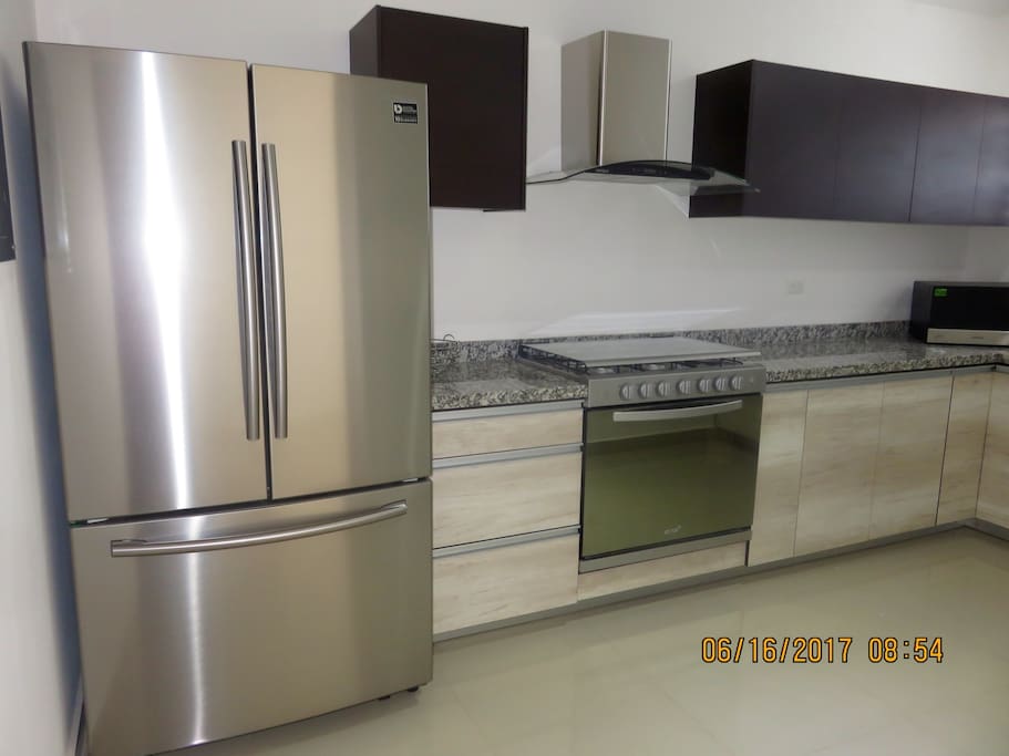 LA COCINA ESTÁ EQUIPADA, REFRIGERADOR, MICRONDAS Y UTENSILIOS DE COCINA , CON MINISPLIT