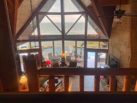 Lake front cabin/Theater/Gameroom/spa/sleeps 30+