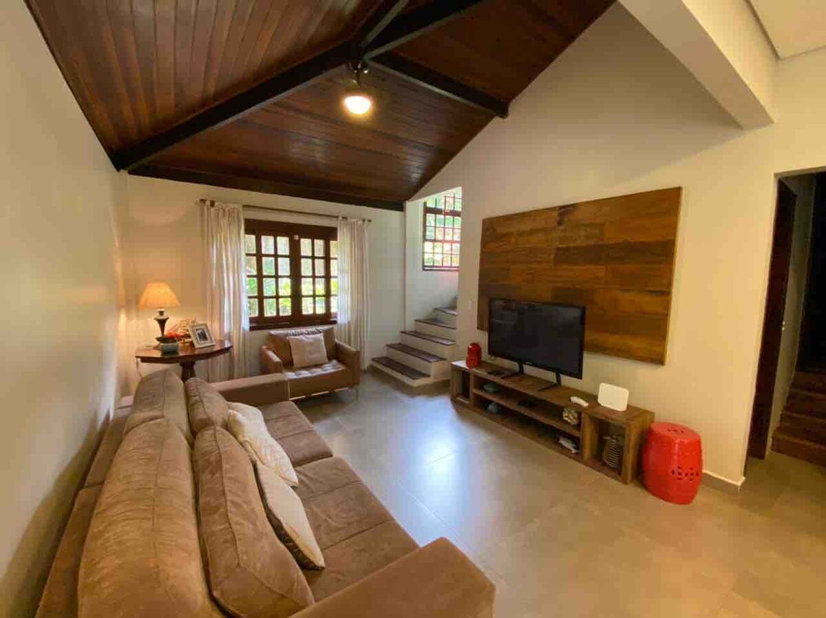 ห้องนั่งเล่นพร้อมพัดลมเพดาน