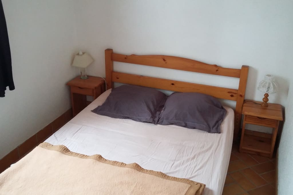 lit 140cm situé dans la chambre