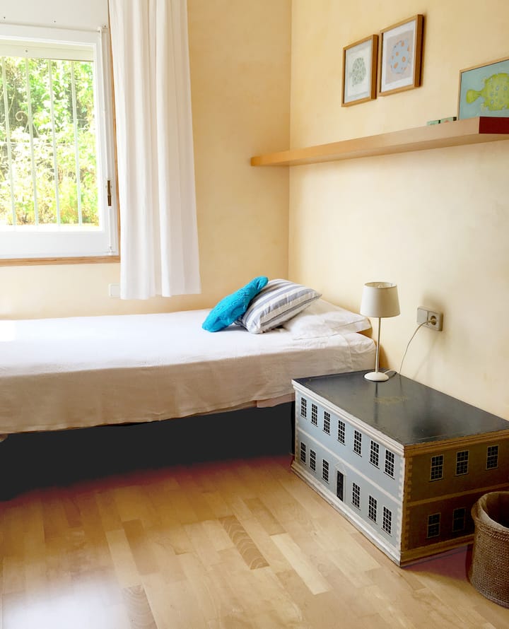 Мала спална соба со единечен кревет