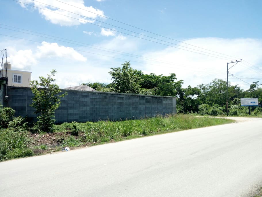 Please look at this picture to locate the house from outside. Vea esta foto para ubicar la casa desde afuera.