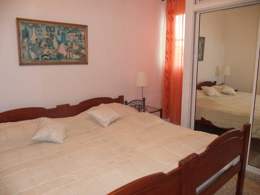 Schlafzimmer mit Spiegelschrank und Schiebetueren