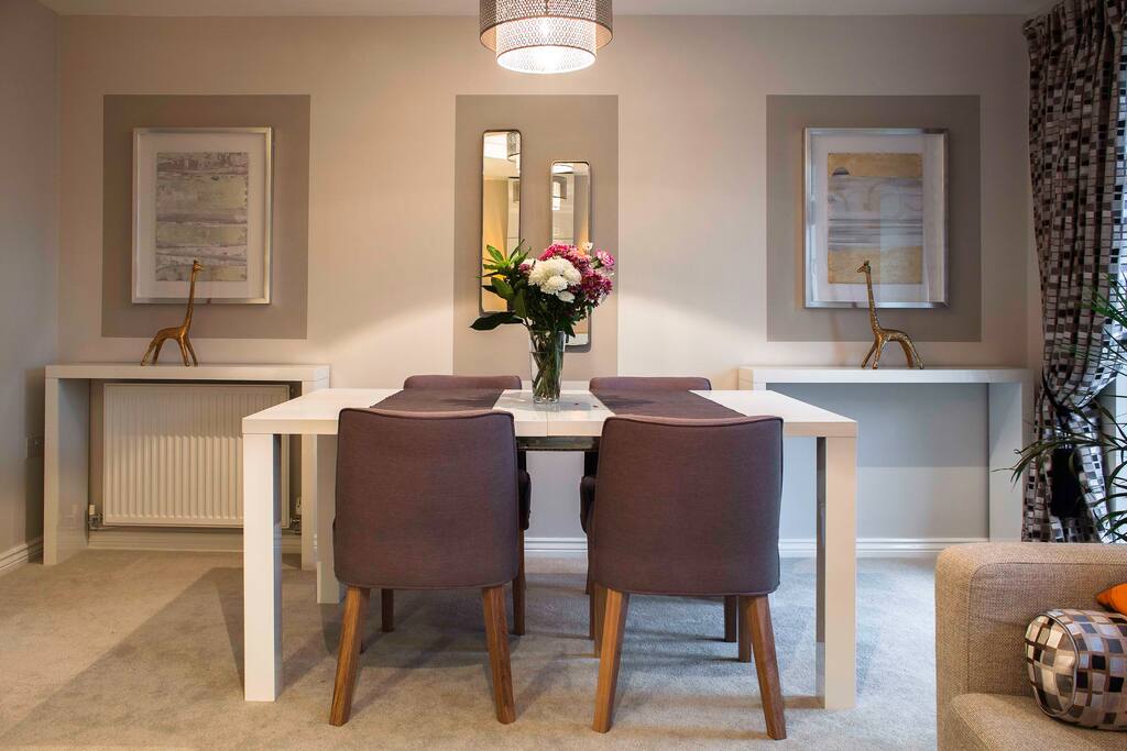 Breakfast/dining area