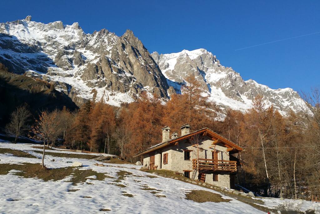 Prima neve alla fine dell'autunno.
Sullo sfondo Dent du geant, Aiguille de Rochefort e Grand Jorasses.