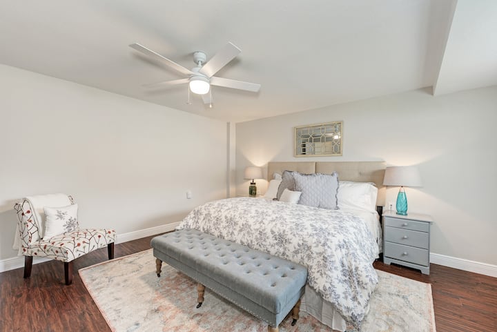 تحتوي غرفة النوم الرئيسية على مرتبة جديدة بمقاس كبير مع أغطية سرير ناعمة ومريحة وملاءات من القطن 680. لوحة رأس منبثقة.