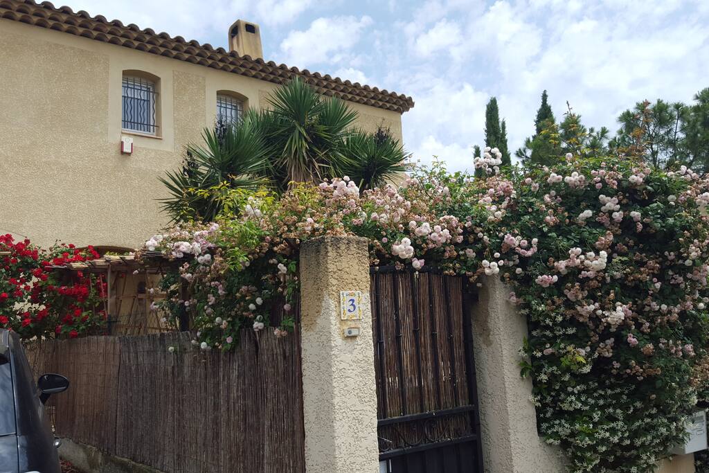 Entourée d'un jardin aux mille senteurs...jasmin, roses, chèvrefeuille...