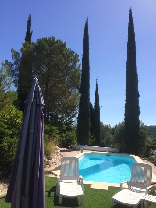 Piscine avec filtration automatique au sel.