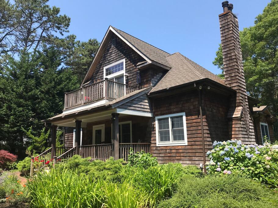 Charming Cottage nestled in the woods of Southampton Long Island