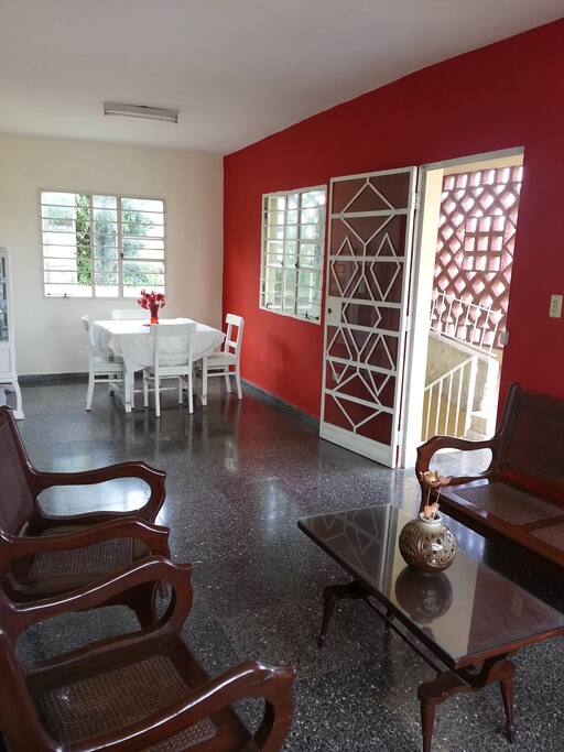 Amplia sala y comedor