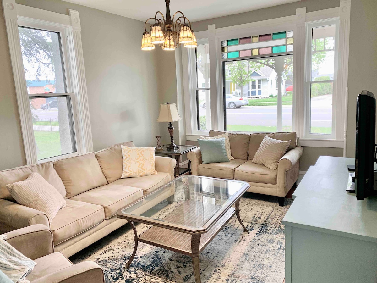 ห้องนั่งเล่นที่อบอุ่นพร้อมสมาร์ททีวี