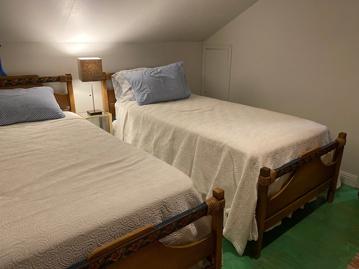 Chumba cha 3 cha kulala cha ghorofa kina vitanda vitatu vya ukubwa wa mapacha ndani yake. Kuna kipasha joto cha sehemu kwa ajili ya majira ya baridi, lakini katika majira ya joto tunaweza tu kuelekeza dirisha wazi na kuvuta hewa kutoka kwenye sehemu ya ghorofa ya juu.