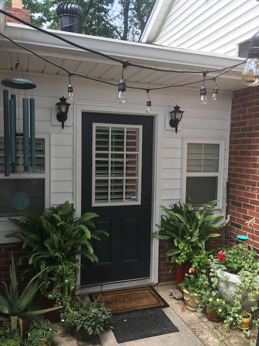 Side door entrance from the inner driveway