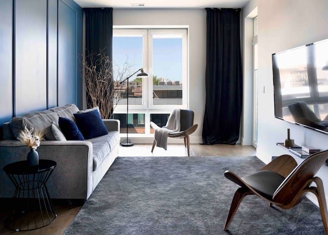 Free Parking| King Bed |Private Balcony |Sleeps 8