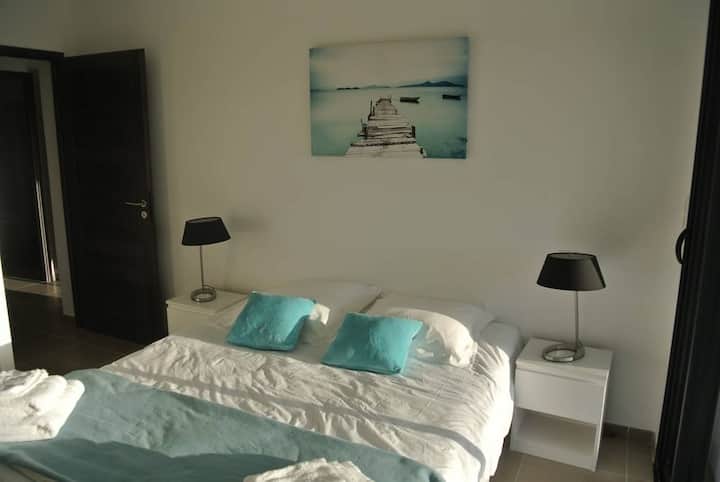 Spavaća soba s bračnim krevetom u vrtu