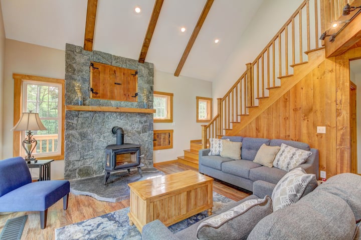 סלון, תנור עץ, טלוויזיה בארון מעל האח.  ספה נפתחת למיטת קווין סייז.