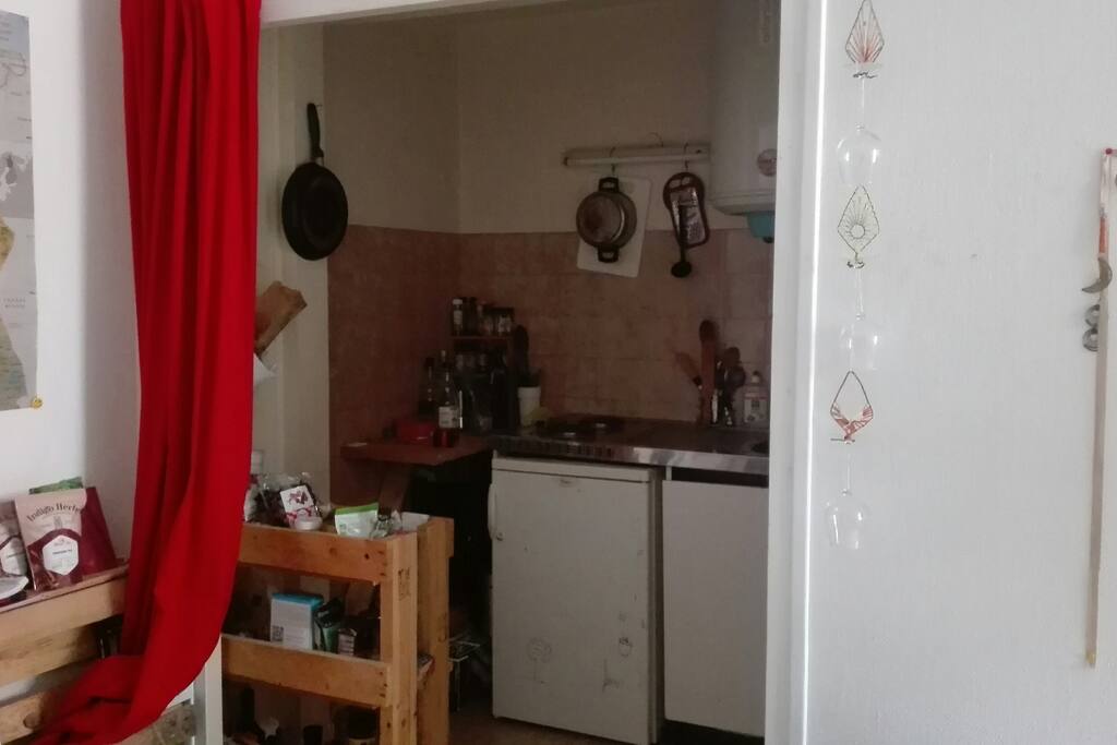 Kitchenette toute équipée. Servez vous ! Il n'y a pas beaucoup de choses, mais il y a tout le nécessaire !