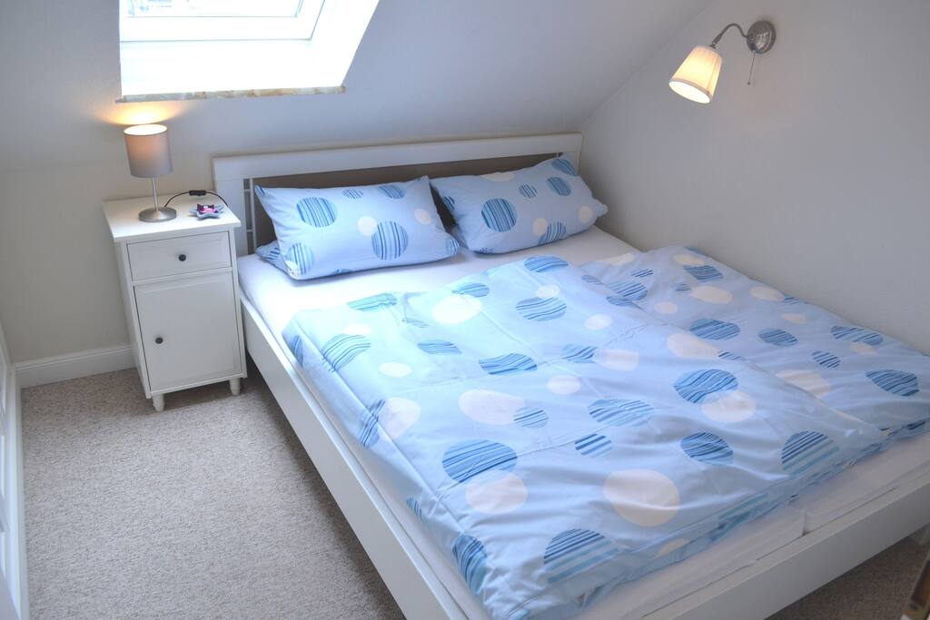 Schlafzimmer mit 1,60 m breiten Bett