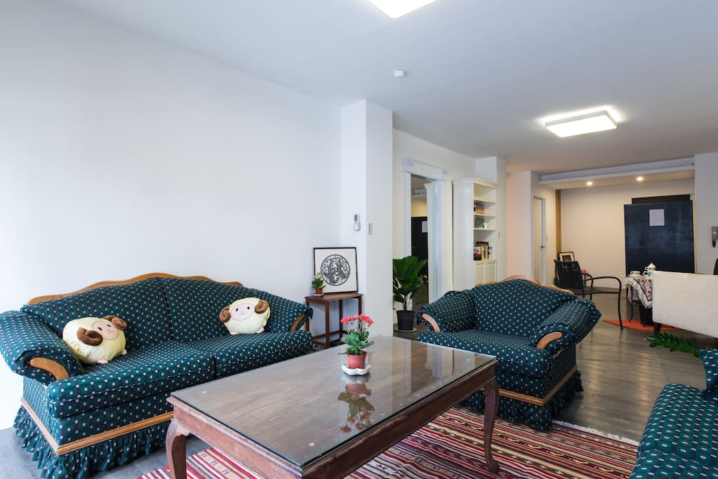寬大的客廳,休息聊天的好地方。
Large living and family room.